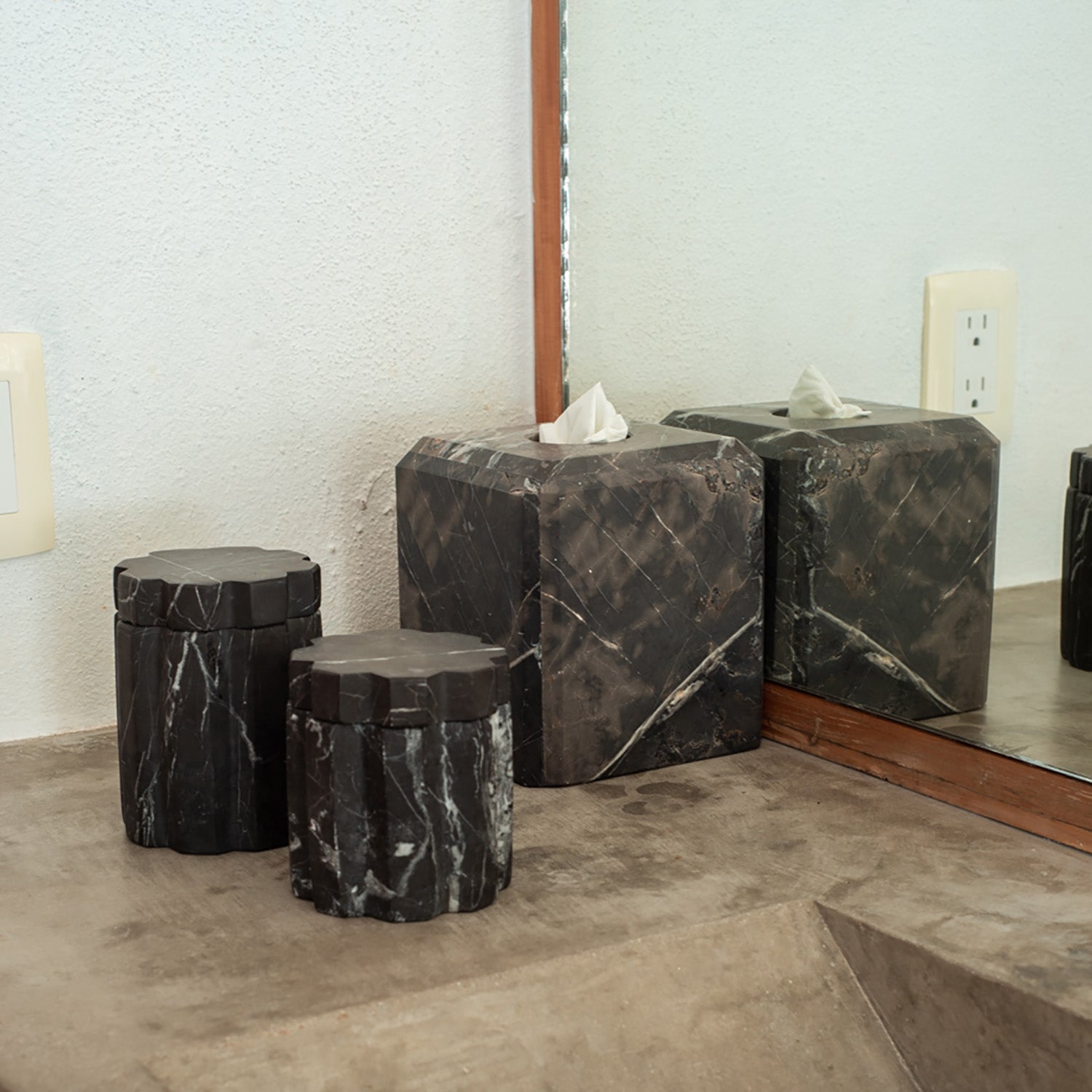 Tauro Container - Black Marble 3